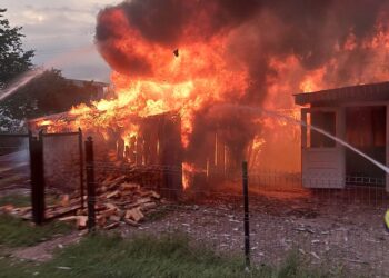 Pompierii au intervenit cu șapte autospeciale de stingere la un incendiu izbucnit la o gospodărie din Bivolărie. Un bărbat de 39 de ani a ajuns la spital în urma unui atac de panică