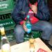 Un individ care cerșea o cafea la o crâșmă din Ostra s-a transformat în scandalagiu după ce un bărbat l-a invitat la grătar și i-a făcut cinste cu o bere
