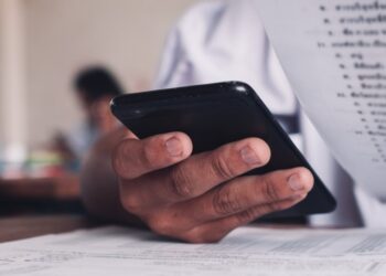 Doi candidați au încercat să fraudeze astăzi BAC-ul de toamnă, având telefoanele asupra lor. Unul susținea proba de la biologie, iar celălalt la logică