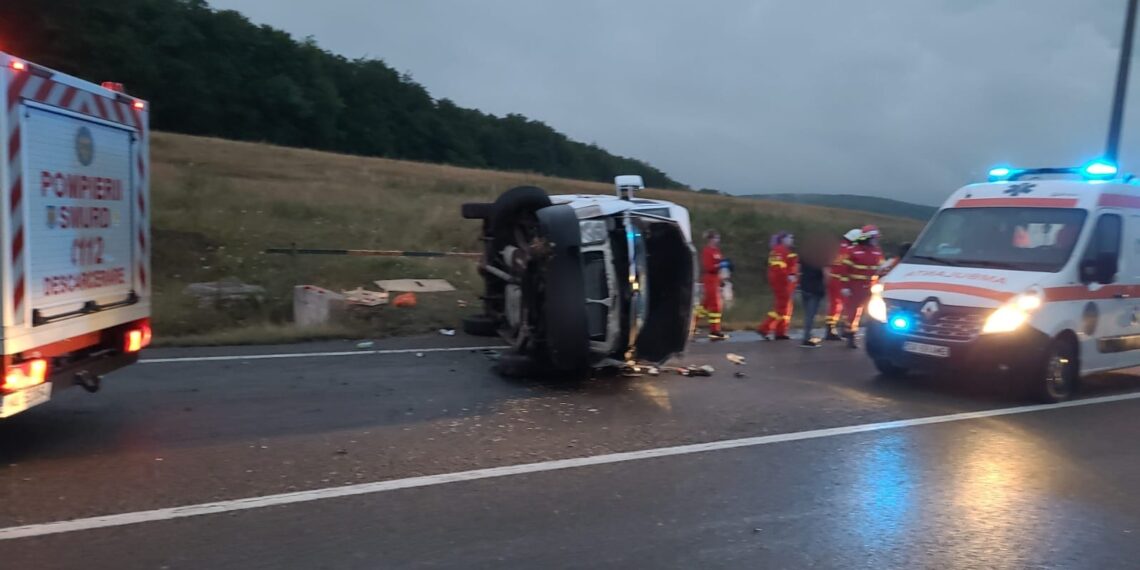 Un tânăr de 18 ani s-a răsturnat cu o autoutilitară pe raza localității Ilișești. Acesta și un pasager au fost transportați la spital