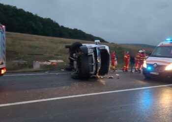 Un tânăr de 18 ani s-a răsturnat cu o autoutilitară pe raza localității Ilișești. Acesta și un pasager au fost transportați la spital