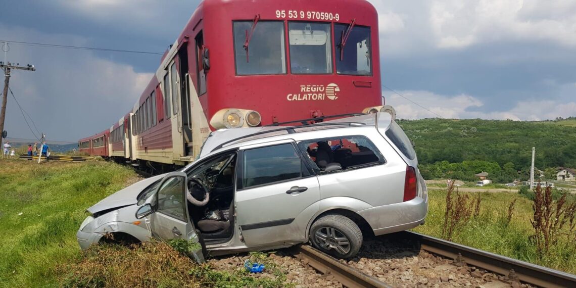 Șofer sancționat contravențional, după ce autoturismul pe care îl conducea a fost lovit de un tren pe raza orașului Vicovu de Sus
