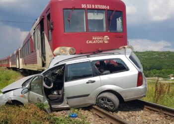Șofer sancționat contravențional, după ce autoturismul pe care îl conducea a fost lovit de un tren pe raza orașului Vicovu de Sus