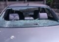 Un bărbat s-a ales cu un geam spart la mașină, după ce și-a permis să deranjeze un grup de copii care se jucau pe mijlocul carosabilului