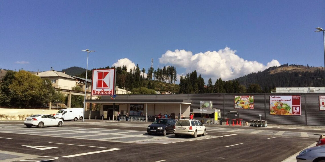 O femeie de 65 de ani a furat produse cosmetice pentru față, printre care câteva cu CBD, din Kaufland-ul din Vatra Dornei