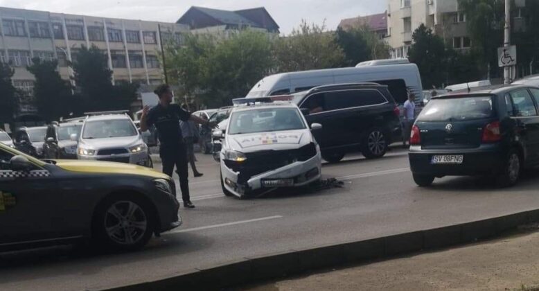 O autospecială de poliție, aflată în misiune, a fost implicată într-un accident rutier pe o stradă din Rădăuți