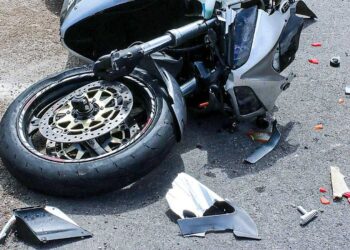 Un șcheia beat s-a izbit cu mașina într-un motociclu condus regulamentar pe raza localității Cumpărătura