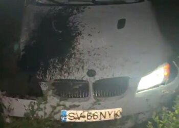 Pasagerul BMW-ului condus de un inconștient, care s-a luat la întrecere cu polițiștii prin Putna, a încetat din viață. Șoferul murise la scurt timp după ce s-a răsturnat cu mașina în afara drumului