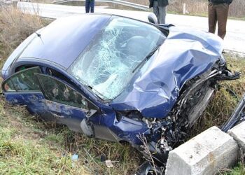 O șoferiță s-a izbit cu mașina într-un cap de pod, după ce și-a întors privirea spre copilul de pe bancheta din spate