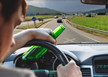 Șofer cu alcoolemie de 1,08 mg/l, reținut pentru 24 de ore după ce a produs un accident rutier în sensul giratoriu din Păltinoasa