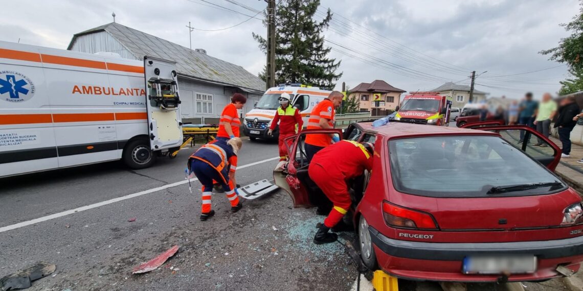 FOTO Accident rutier între două autoturisme pe raza localității Plopeni. Un plutonier adjutant din cadrul ISU Suceava, aflat în zonă, a acordat primul ajutor medical victimelor