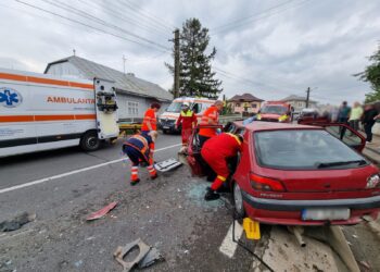 FOTO Accident rutier între două autoturisme pe raza localității Plopeni. Un plutonier adjutant din cadrul ISU Suceava, aflat în zonă, a acordat primul ajutor medical victimelor