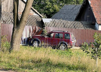 FOTO Un polițist de frontieră de la PTF Siret, rupt de beat, s-a izbit cu mașina într-un gard și s-a luat la bătaie cu polițiștii rutieri