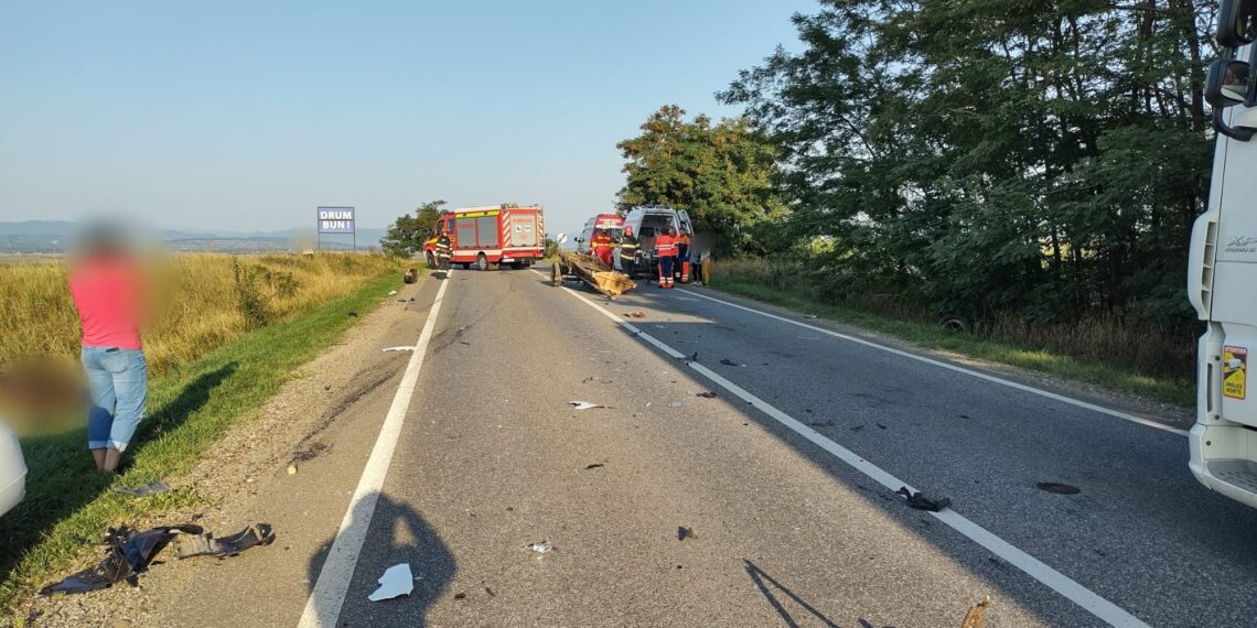 FOTO Accident rutier între un autoturism și o căruță pe raza localității Rădășeni. Doi adulți și doi minori au fost transportați la spital