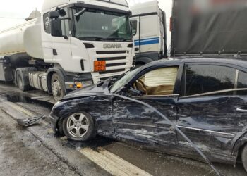 FOTO Două camioane și un autoturism au fost implicate într-un accident rutier pe raza localității Spătărești. O femeie a fost transportată la spital