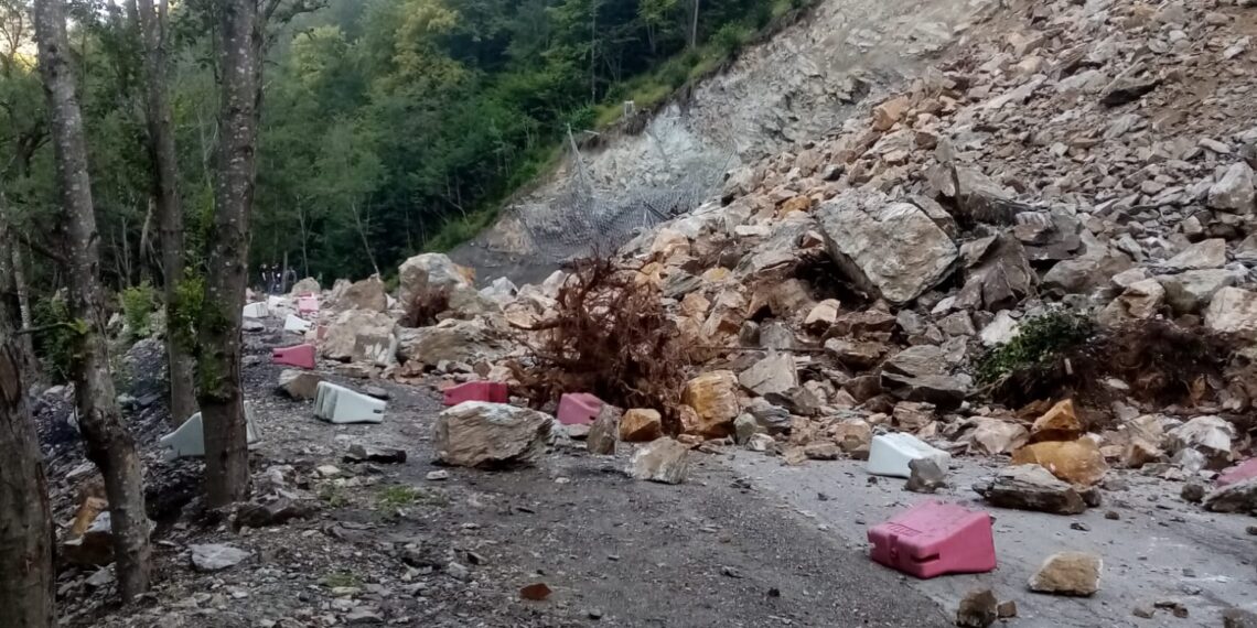VIDEO Traficul rutier a fost închis pe DN 17B, între Crucea și Broșteni, din cauza căderilor masive de pietre de pe versant