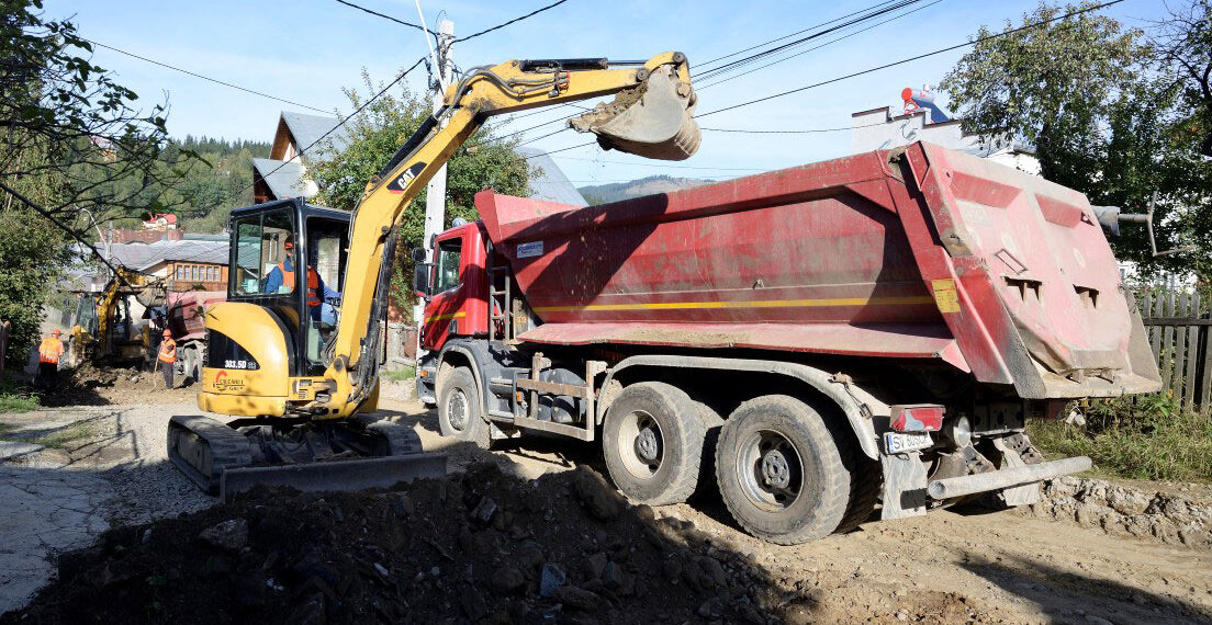 Un excavator de la Calcarul SA a lovit un autoturism în satul Izvoarele Sucevei. Polițiștii au amendat firma pentru că efectua lucrări pe DJ 175 fără avizul Serviciului Rutier Suceava