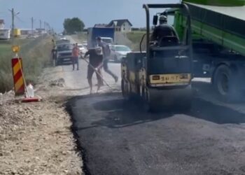 Localnicii din Bosanci pun mână de la mână pentru a asfalta singuri axa Suceava – Iași: „Cetățenii s-au săturat, cred că le-au ajuns la os toate aceste lucruri”