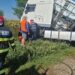 FOTO Un camion încărcat cu rapiță s-a răsturnat între localitățile Suceava și Cumpărătura