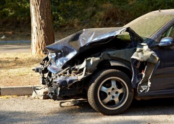 Un individ beat din Frătăuții Noi s-a oprit cu mașina în autoturismul cumnatei sale