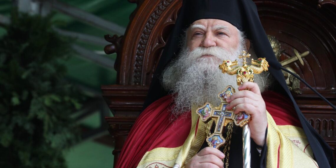 O persoană l-a întrebat pe ÎPS Calinic ce trebuie făcut cu obiectele religioase degradate: „Dacă sunt de patrimoniu, trebuie să fie restaurate.”