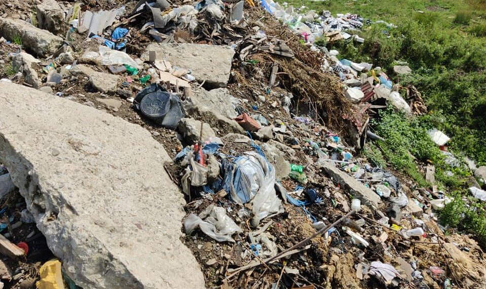 Garda de Mediu Suceava a amendat Primăria Cacica cu 15.000 de lei pentru mai multe deșeuri abandonate aiurea