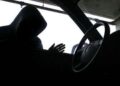 Hoții au încercat să îi spargă mașina unei femei din Zamostea. Autoturismul se afla parcat în curtea locuinței