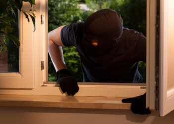 Un hoț a furat aproape 18.000 de euro din apartamentul a doi miri din Suceava, în prima zi de după nuntă