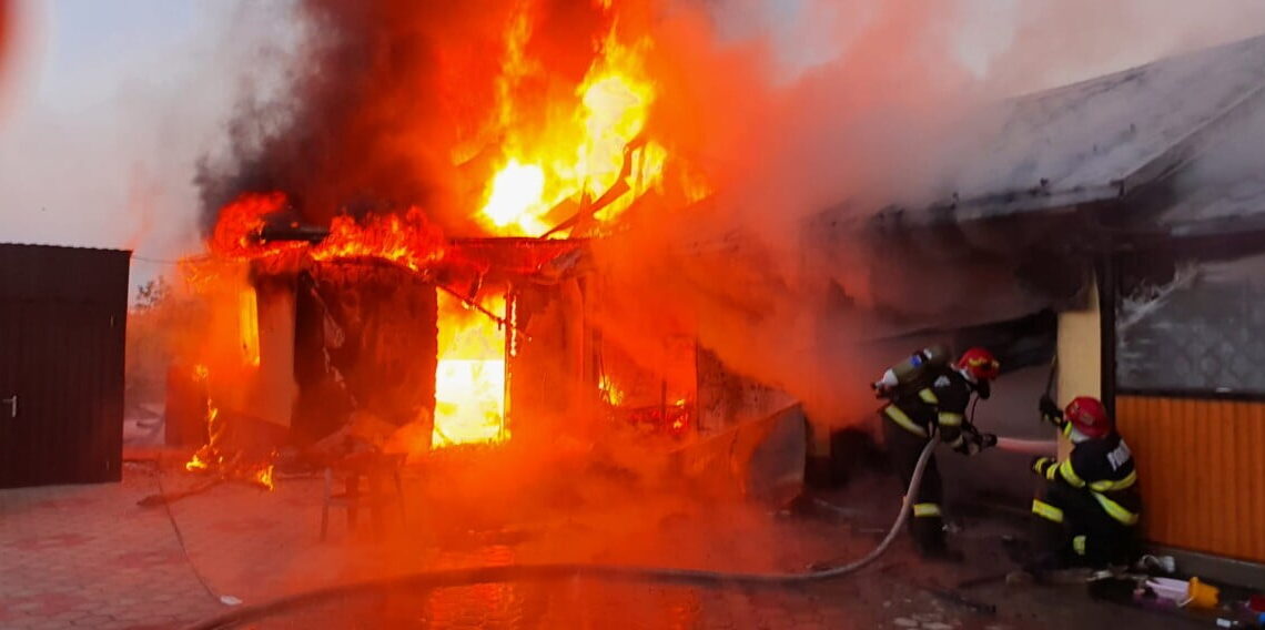 Atelier de mobilă din Pătrăuți, distrus de incendiu