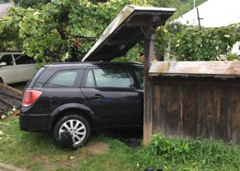 Un tânăr din Dărmănești a băut două beri și s-a oprit cu mașina în poarta imobilului unei concetățene