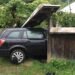 Un tânăr din Dărmănești a băut două beri și s-a oprit cu mașina în poarta imobilului unei concetățene