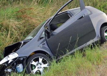 Un șofer din Ilfov, cu alcoolemie de 0,94 mg/l alcool pur în aerul expirat, și-a ”parcat” mașina într-un șanț din Dumbrăveni