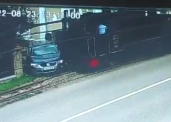 VIDEO Mocănița Huțulca a deraiat după un accident rutier. O șoferiță care ieșea dintr-o curte cu mașina nu a acordat prioritate mocăniței