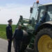 Un tractorist aghesmuit a ajuns în arest după ce a dat cu tractorul peste o bătrână și a fugit de la fața locului
