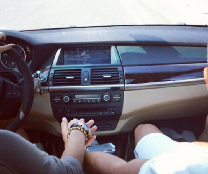 Doi soți care circulau cu mașina prin comuna Bogdănești au fost bătuți de doi bărbați