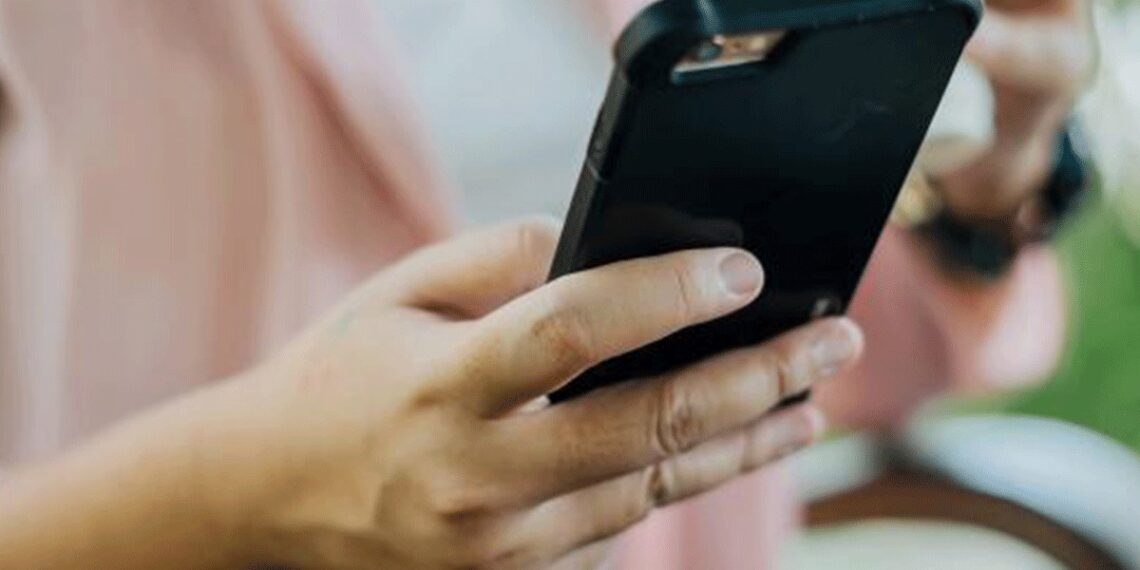 O femeie este acuzată că i-ar fi furat telefonul unui bărbat ce a invitat-o la el acasă pentru a consuma băuturi alcoolice împreună