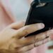 O femeie este acuzată că i-ar fi furat telefonul unui bărbat ce a invitat-o la el acasă pentru a consuma băuturi alcoolice împreună