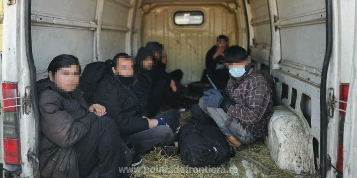 Curtea de Apel Suceava i-a redus termenul de supraveghere de la patru ani la doi ani și șase luni unui traficant de migranți, cu dublă cetățenie ucraineano-română. Acesta a fost condamnat la doi ani, două luni și 20 de zile de închisoare cu suspendare