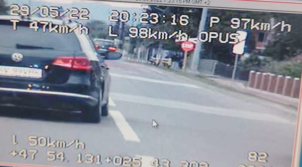 Amenzi în valoare de peste 12.500 de lei pentru un zmeu al șoselelor din Vicovu de Sus. Acestuia i-a fost suspendat permisul pentru 270 de zile