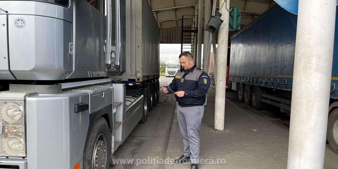 Polițiștii de frontieră suceveni au depistat un ucrainean care avea certificate de înmatriculare false pentru ansamblul de vehicule pe care îl conducea