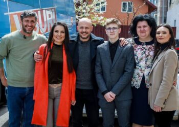 Echipa ”Visuri la cheie” i-a renovat apartamentul unui tânăr din Câmpulung Moldovenesc, care fiind adolescent a trebuit să își îngroape mama, tatăl și bunicul. Preotul Gheorghiță Niță a fost mâna lui Dumnezeu: „În cimitir rămân doar morții, tu vii cu mine!”