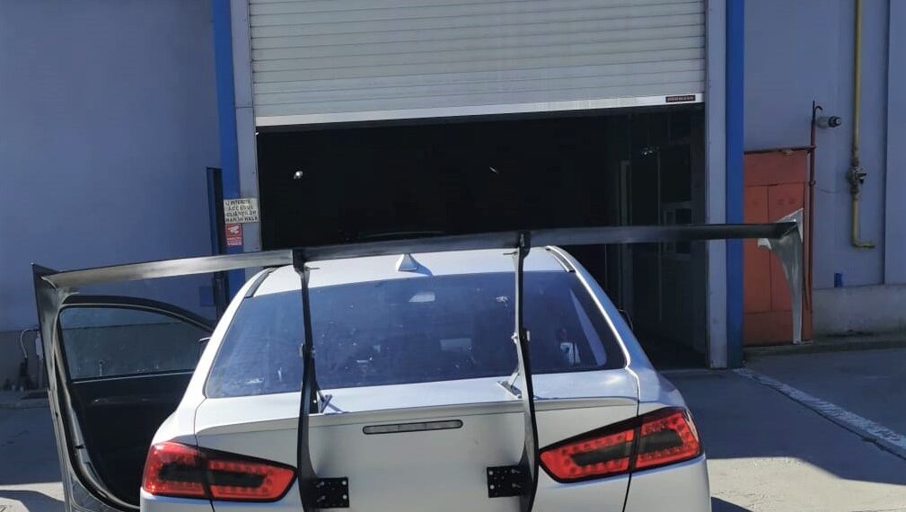 Caterincă pe pagina de Facebook a Registrului Auto Român pe seama unui individ care voia să își omologheze spoilerul improvizat