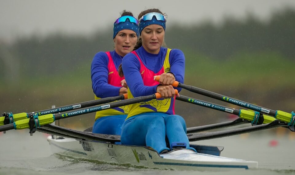 Suceveanca Ancuța Bodnar și botoșăneanca Simona Radiș au câștigat medalia de aur la proba de dublu vâsle feminin, la Camionatele Mondiale de la Racice: „Cel mai frumos cadou pentru Ancuța Bodnar, care astăzi își aniversează ziua de naștere”