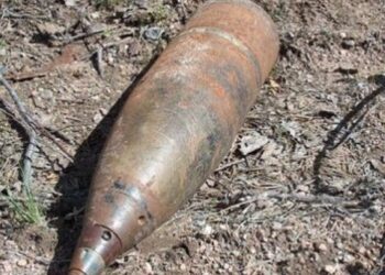 Un bărbat din Slatina a găsit un proiectil din Al Doilea Război Mondial în timp ce săpa un șanț în curtea locuinței sale