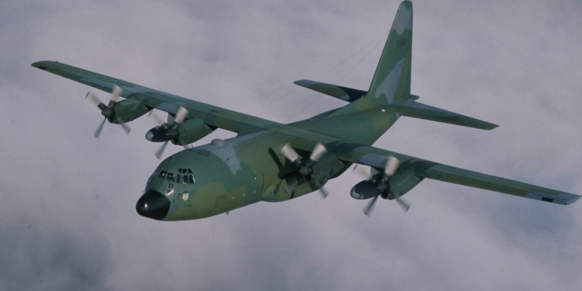 Forțele Aeriene Române execută zboruri la înălțimi mici, la circa 150 metri de sol