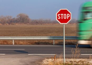 Accident rutier în localitatea Siminicea, provocat de un șofer care nu a oprit la indicatorul STOP. O tânără nevinovată a ajuns la spital