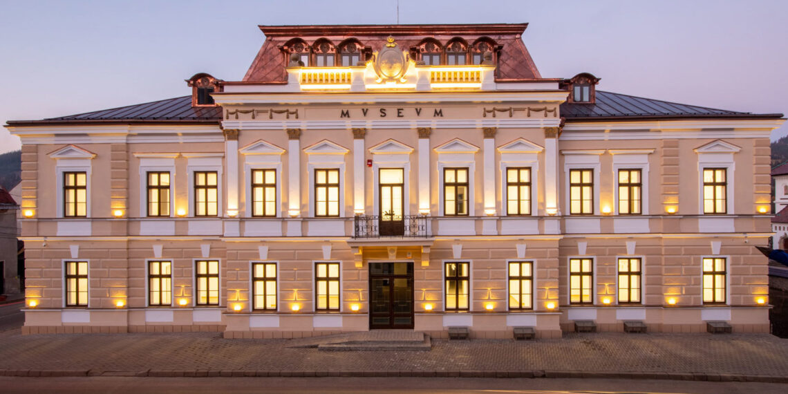 Primăria Câmpulung Moldovenesc plătește peste 467.000 de euro unei firme pentru a întreține și amenaja spațiile verzi din localitatea