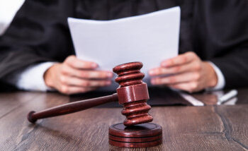 Magistrații Curții de Apel Suceava au micșorat considerabil cuantumul daunelor morale pe care un individ trebuie să i le plătească unei minore pe care a corupt-o sexual de mai multe ori de la 100.000 de lei la 30.000 de lei