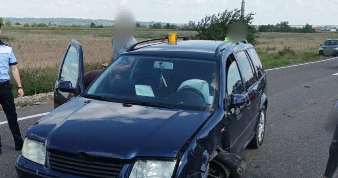 FOTO Accident pe raza localității Dornești, între două autoturisme. Trei persoane au fost transportate la spital