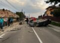 FOTO Un șofer rupt de beat s-a răsturnat cu BMW-ul pe mijlocul unei străzi din Șcheia, după ce s-a izbit în colțul unei case